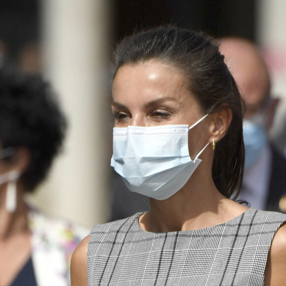 La reine Letizia d'Espagne assiste à la rentrée scolaire du lycée "EGA" à San Adrian. Dans le même temps, ses filles, la princesse Leonor et l'infante Sofia d'Espagne ont été placées en quarantaine après qu'une de leur camarade soit positive au coronavirus (Covid-19).