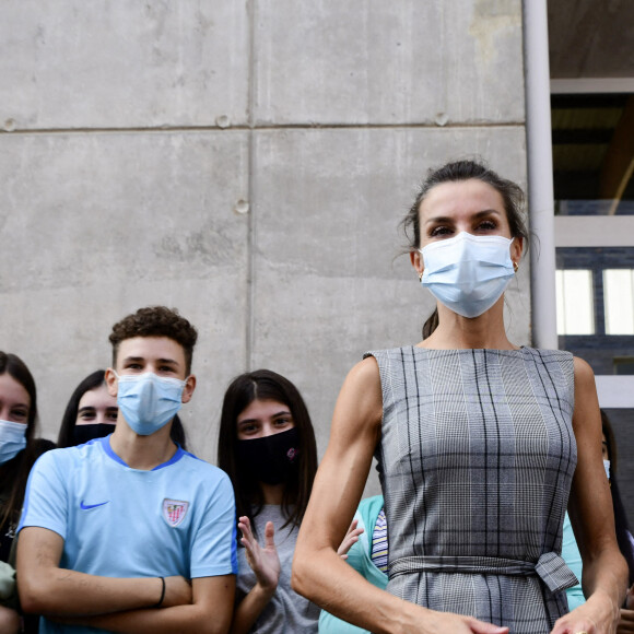La reine Letizia d'Espagne assiste à la rentrée scolaire du lycée "EGA" à San Adrian, le 14 septembre 2020. Dans le même temps, ses filles, la princesse Leonor et l'infante Sofia d'Espagne ont été placées en quarantaine après qu'une de leur camarade soit positive au coronavirus (Covid-19).