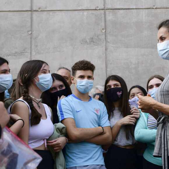 La reine Letizia d'Espagne assiste à la rentrée scolaire du lycée "EGA" à San Adrian, le 14 septembre 2020. Dans le même temps, ses filles, la princesse Leonor et l'infante Sofia d'Espagne ont été placées en quarantaine après qu'une de leur camarade soit positive au coronavirus (Covid-19).