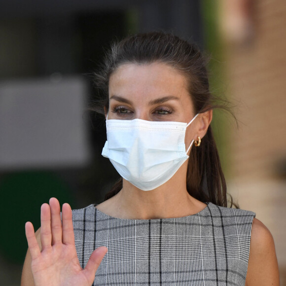 La reine Letizia d'Espagne assiste à la rentrée scolaire du lycée "EGA" à San Adrian, le 14 septembre 2020. Dans le même temps, ses filles, la princesse Leonor et l'infante Sofia d'Espagne ont été placées en quarantaine après qu'une de leur camarade soit positive au coronavirus (Covid-19).