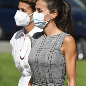 La reine Letizia d'Espagne assiste à la rentrée scolaire du lycée "EGA" à San Adrian, le 14 septembre 2020. Dans le même temps, ses filles, la princesse Leonor et l'infante Sofia d'Espagne ont été placées en quarantaine après qu'une de leur camarade soit positive au coronavirus (Covid-19).