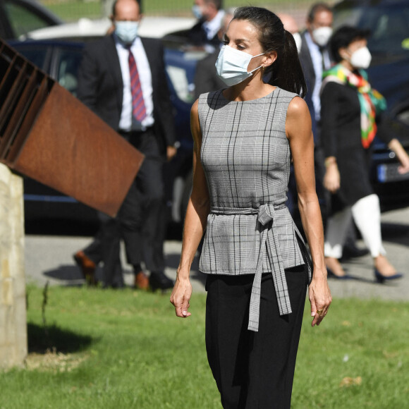 La reine Letizia d'Espagne assiste à la rentrée scolaire du lycée "EGA" à San Adrian, le 14 septembre 2020. Dans le même temps, ses filles, la princesse Leonor et l'infante Sofia d'Espagne ont été placées en quarantaine après qu'une de leur camarade soit positive au coronavirus (Covid-19).