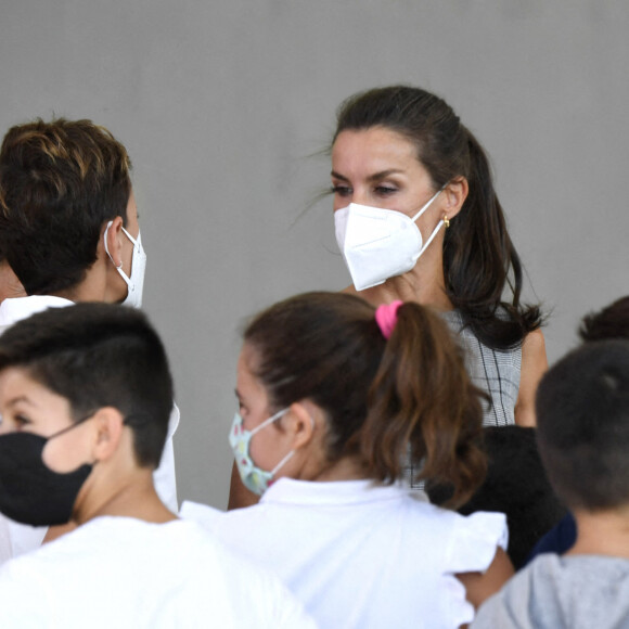 La reine Letizia d'Espagne assiste à la rentrée scolaire du lycée "EGA" à San Adrian, le 14 septembre 2020. Dans le même temps, ses filles, la princesse Leonor et l'infante Sofia d'Espagne ont été placées en quarantaine après qu'une de leur camarade soit positive au coronavirus (Covid-19).