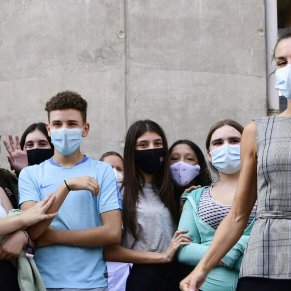 La reine Letizia d'Espagne assiste à la rentrée scolaire du lycée "EGA" à San Adrian, le 14 septembre 2020. Dans le même temps, ses filles, la princesse Leonor et l'infante Sofia d'Espagne ont été placées en quarantaine après qu'une de leur camarade soit positive au coronavirus (Covid-19).