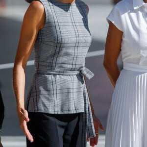 La reine Letizia d'Espagne assiste à la rentrée scolaire de l'école "Nuestra Señora del Patrocinio" à Milagro, le 14 septembre 2020. Dans le même temps, ses filles, la princesse Leonor et l'infante Sofia d'Espagne ont été placées en quarantaine après qu'une de leur camarade soit positive au coronavirus (Covid-19).