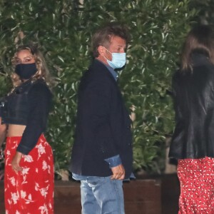 Exclusif - Sean Penn et sa femme Leila George (de dos), mariés en secret depuis cet été, vont dîner au restaurant "Soho House" à Malibu, le 3 septembre 2020. 
