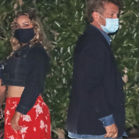 Exclusif - Sean Penn et sa femme Leila George (de dos), mariés en secret depuis cet été, vont dîner au restaurant "Soho House" à Malibu, le 3 septembre 2020. 