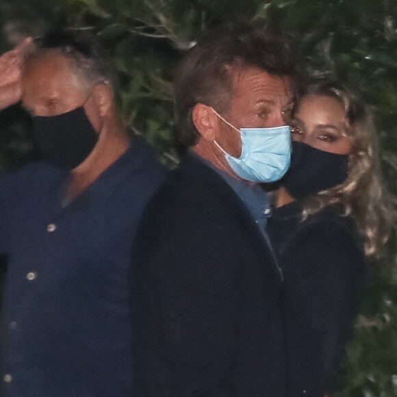 Exclusif - Sean Penn et sa femme Leila George (de dos), mariés en secret depuis cet été, vont dîner au restaurant "Soho House" à Malibu, le 3 septembre 2020. 