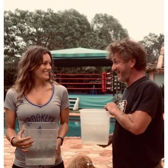 Sean Penn et sa femme Leila Gorge font le Ice Bucket Challenge sur Instagram