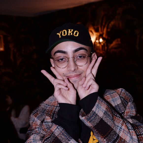 Exclusif - Bilal Hassani lors de la soirée Eleven Paris x Amel Bent: I found love in a hopeful place (J'ai trouvé l'amour dans un endroit plein d'espoir) au bar de nuit musical L'Orphée (7 rue Fontaine) dans le 9ème arrondissement de Paris, France, le 25 février 2020. A l'inverse de Rihanna, Eleven Paris x Amel Bent tombent amoureux dans un endroit rempli d'espoir, Paris. L'idée de cette collaboration va plus loin que ce que l'on pense, car elle ne nous conte pas le début d'une idylle romanesque comme on pourrait s'y attendre mais l'histoire d'amour de chaque parisien ou banlieusard vit avec un quartier incontournable de Paris. Pour Amel Bent, ce coup de foudre opéré loin du triangle d'or et des fantasmes du touriste lama. Il commence dans les années 80, dans les bras de sa mère, arpentant le boulevard Barbès dans un brouhaha tourbillonnant, galvanisé par l'odeur du tabac et des marrons qui grillent à la sortie du métro, c'est la visite courageusement inoubliable, entre amis, d'un sex-shop à Pigalle ou encore un fou rire insolent, avec un Drag nommée Mariah rencontrée à 4h du matin, dans un bar du Marais. L'histoirepeut continuer, dans Belleville, devant un restaurant où Mohamed et Joseph mangent une brick presqu'aussibonne que celle de leurs mè!res. Ou ce jour où elle a poussé la porte d'un salon de coiffure bondé de Château d'eau pour y faire ses premières tresses, oui... tomber amoureux , c'est aussi les heures perdues à sillonner la Gare du Nord, passage obligé pour quitter ou rejoindre sa Courneuve natale, en attendant un train ou ses amis, bien-sûr, toujours en retard. Cette collaboration surprenante, nous donne enfin l'occasion de porter et brandir fièrement le vrai Paris, celui qu'on aime tant et de le partager au plus grand nombre. Maintenant, dites-nous, where did you find love? (où as-tu trouvé l'amour?). © Rachid Bellak/Bestimage