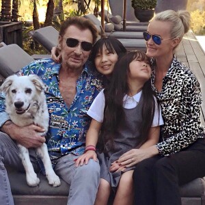 Johnny et Laeticia Hallyday dans leur maison de Pacific Palisades avec leurs filles Jade et Joy (2017).