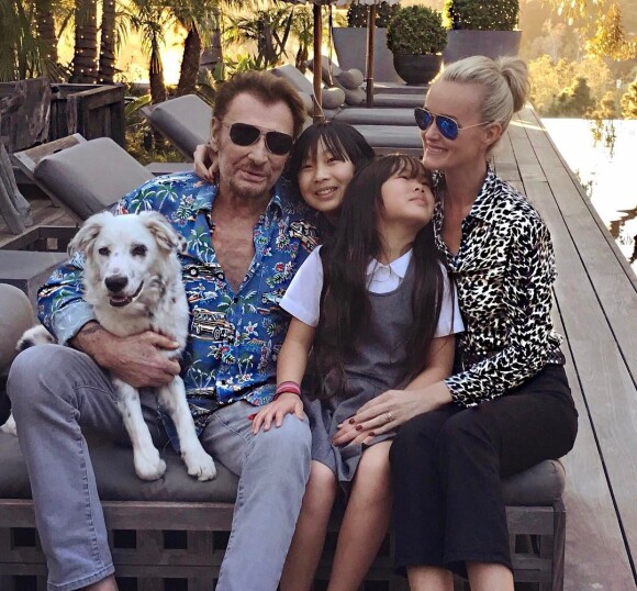 Johnny et Laeticia Hallyday dans leur maison de Pacific Palisades avec leurs filles Jade et Joy (2017).