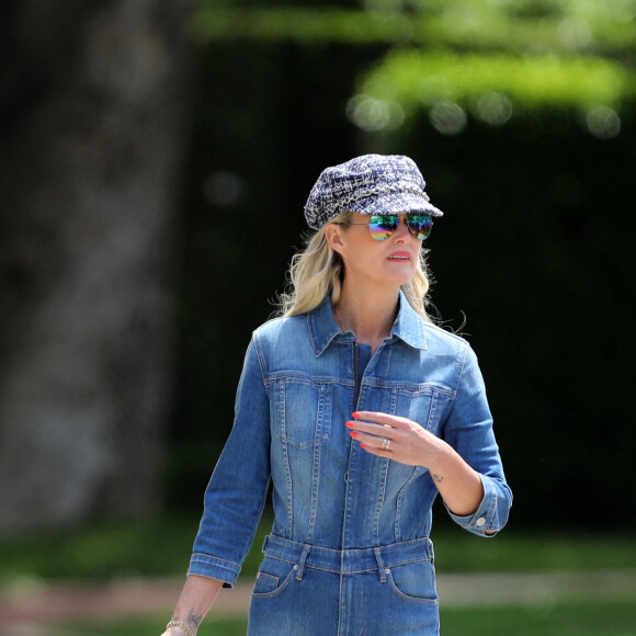 Laeticia Hallyday - Les filles de L.Hallyday et deux amies d'école vendent de la limonade pour collecter des fonds pour l'association de leur mère au Vietnam, devant la villa de Pacific Palisades, Los Angeles, le 18 mai 2019.