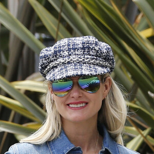 Laeticia Hallyday - Les filles de L.Hallyday et deux amies d'école vendent de la limonade pour collecter des fonds pour l'association de leur mère au Vietnam, devant la villa de Pacific Palisades, Los Angeles, Californie Etats-Unis, le 18 mai 2019.