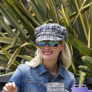 Laeticia Hallyday - Les filles de L.Hallyday et deux amies d'école vendent de la limonade pour collecter des fonds pour l'association de leur mère au Vietnam, devant la villa de Pacific Palisades, Los Angeles, Californie Etats-Unis, le 18 mai 2019.