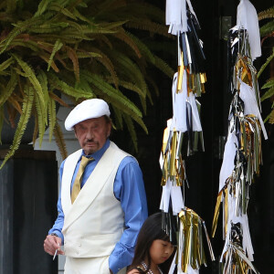 Exclusif - PRIX SPECIAL - No Web - Johnny Hallyday habillé en Gatsby le Magnifique et sa fille Joy nous saluent depuis sa maison de Pacific Palissade le 13 juin 2015. Johnny porte ce costume pour sa fête d'anniversaire (il est né le 15 juin) sur le thème de Gatsby. Une idée de Laeticia.  Exclusive - NO WEB USE - For Germany, please call for price. French Singer Johnny Hallyday waves us from his house in Pacific Palissade on June 13th, 2015. Johnny wears clothes as "Great Gatsby" for his birthday party.  No web No blog pour Belgique/Suisse 