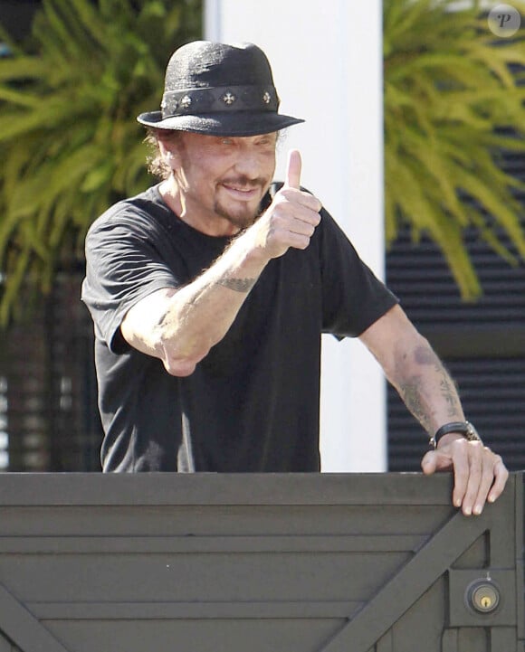 Johnny Hallyday salue les photographes devant sa maison de Pacific Palisades le 9 septembre 2012.