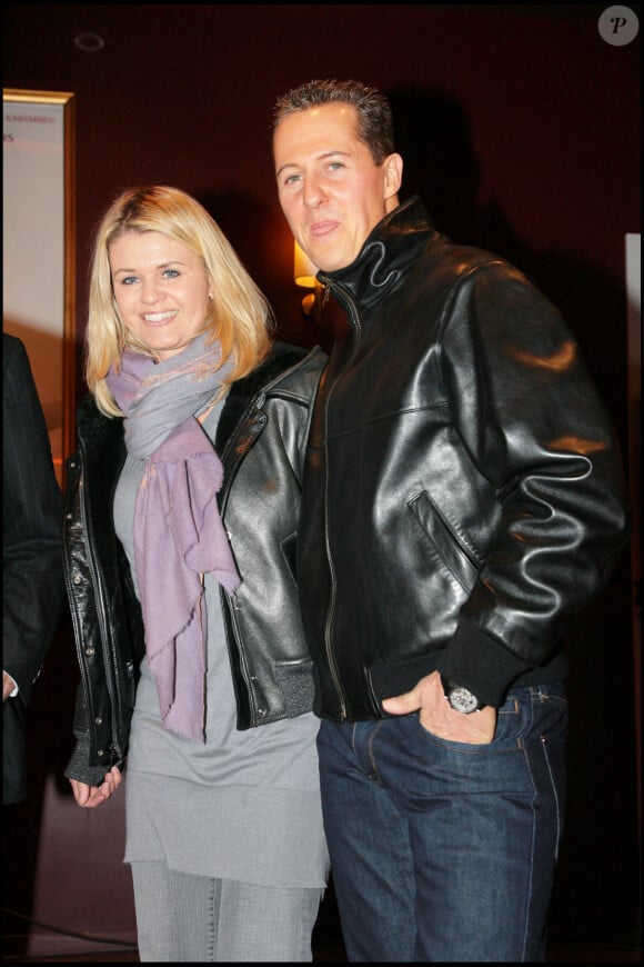 Michael Schumacher et son épouse Corinna à la projection du film "Astérix aux Jeux Olympiques" à Paris. 