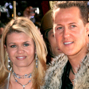 Michael Schumacher et son épouse Corinna à la projection du film "Astérix aux Jeux Olympiques" à Paris.