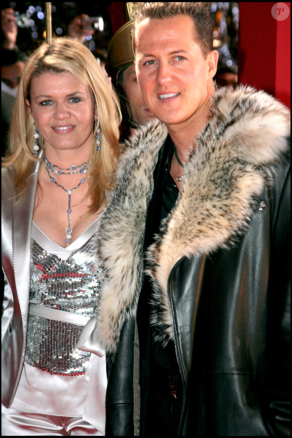 Michael Schumacher et son épouse Corinna à la projection du film "Astérix aux Jeux Olympiques" à Paris.
