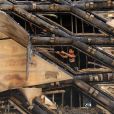 Un immeuble en construction incendié à Beyrouth, le 15 septembre 2020. Après l'explosion dans le port le mois dernier, et l'incendie d'un hangar survenu il y a quelques jours, l'immeuble en chantier de l'architecte irakienne, Z. Hadid a pris feu dans la matinée, avant que l'incendie soit circonscrit par les pompiers, sans faire de victimes.   Workers remove the burnt decoration materials of a building under construction in downtown Beirut, Lebanon, Sept. 15, 2020. A massive fire erupted on Tuesday morning in a building in Beirut s downtown, al-Jadeed local TV channel reported. No casualties were reported. September 15, 2020. 