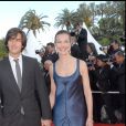 Carole Bouquet et son fils Dimitri - Montée des marches pour la clôture du 60e Festival de Cannes le 27 mai 2007.