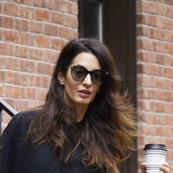 Exclusif - Amal Clooney à la sortie de son domicile à New York, un café à la main le 30 octobre 2019.