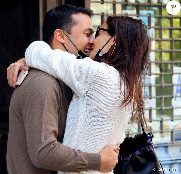 Katie Holmes et son compagnon Emilio Vitolo Jr s'embrassent devant son restaurant à New York