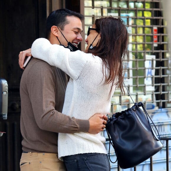 Katie Holmes et son compagnon Emilio Vitolo Jr s'embrassent devant son restaurant à New York le 18 septembre 2020.