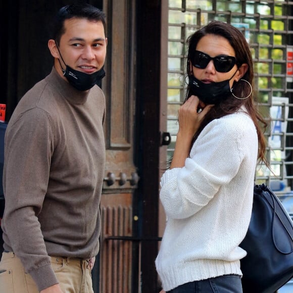 Katie Holmes et son compagnon Emilio Vitolo Jr s'embrassent devant son restaurant à New York le 18 septembre 2020.