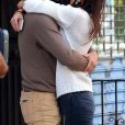 Katie Holmes et son compagnon Emilio Vitolo Jr s'embrassent devant son restaurant à New York le 18 septembre 2020.