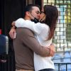 Katie Holmes et son compagnon Emilio Vitolo Jr s'embrassent devant son restaurant à New York le 18 septembre 2020.