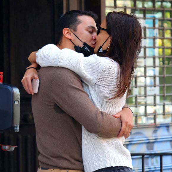 Katie Holmes et son compagnon Emilio Vitolo Jr s'embrassent devant son restaurant à New York le 18 septembre 2020.