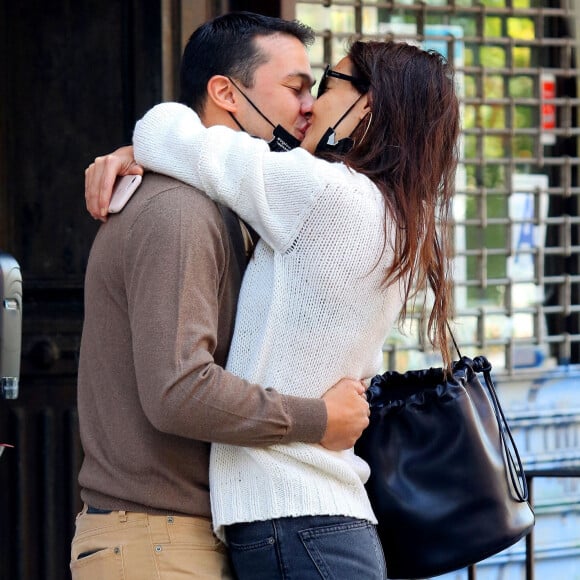 Katie Holmes et son compagnon Emilio Vitolo Jr s'embrassent devant son restaurant à New York le 18 septembre 2020.