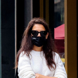 Katie Holmes et son compagnon Emilio Vitolo Jr s'embrassent devant son restaurant à New York le 18 septembre 2020.