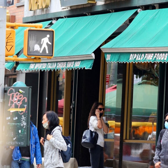 Katie Holmes et son compagnon Emilio Vitolo Jr s'embrassent devant son restaurant à New York le 18 septembre 2020.