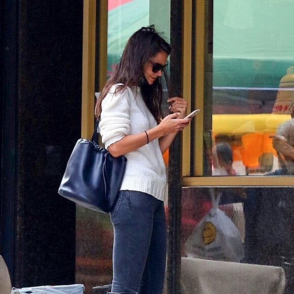 Katie Holmes et son compagnon Emilio Vitolo Jr s'embrassent devant son restaurant à New York le 18 septembre 2020.