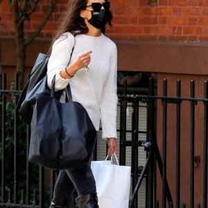 Katie Holmes et son compagnon Emilio Vitolo Jr s'embrassent devant son restaurant à New York le 18 septembre 2020.