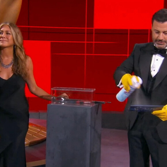 Jennifer Aniston et Jimmy Kimmel ont mis le feu à une enveloppe contenant le nom d'un lauréat lors d'un sketch sur la scène de la 72ème cérémonie des Emmy Awards, le 20 septembre 2020.