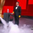 Jennifer Aniston et Jimmy Kimmel ont mis le feu à une enveloppe contenant le nom d'un lauréat lors d'un sketch sur la scène de la 72ème cérémonie des Emmy Awards, le 20 septembre 2020.