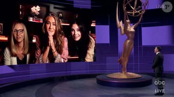 Les actrices de la série "Friends" Jennifer Aniston, Courteney Cox et Lisa Kudrow réunies chez Jennifer lors d'une visioconférence à l'occasion de la 72ème cérémonie des Emmy Awards 2020, le 20 septembre 2020.