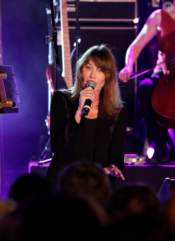 Carla Bruni-Sarkozy en concert au théâtre de Verdure du Grand Jardin à Le Lavandou le 23 juillet 2019. © Dominique Jacovides-Cyril Moreau/Bestimage 