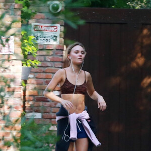 Exclusif - Lily-Rose Depp fait du sport dans les rues de Los Angeles, le 17 juin 2020.