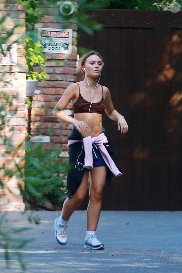 Exclusif - Lily-Rose Depp fait du sport dans les rues de Los Angeles, le 17 juin 2020.