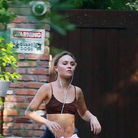 Exclusif - Lily-Rose Depp fait du sport dans les rues de Los Angeles, le 17 juin 2020.