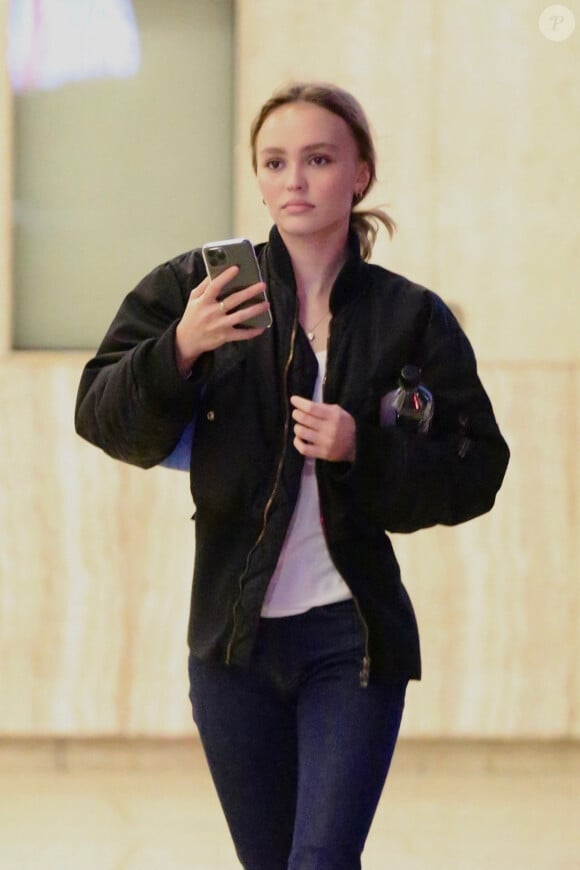 Exclusif - Lily-Rose Depp à la sortie d'un cinéma de Los Angeles, le 3 janvier 2020. Elle pose avec un fan avant de monter dans sa voiture.
