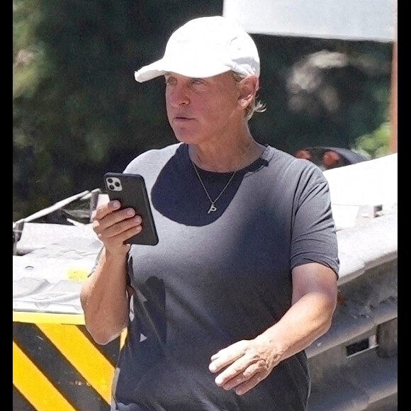 Exclusif - Ellen DeGeneres se promène dans le quartier de Montecito à Los Angeles le 1er août 2020. 