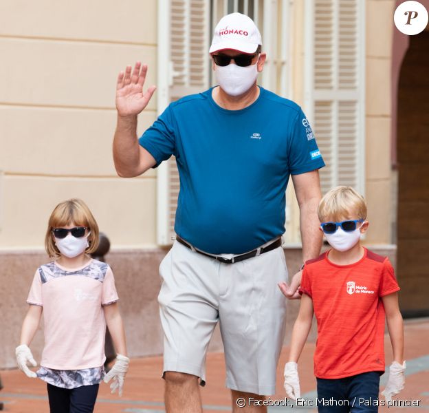 Le prince Albert de Monaco et ses enfants, Jacques et Gabriella (5 ans), nettoyant les rues de Monaco à l'occasion du World Clean Up Day.