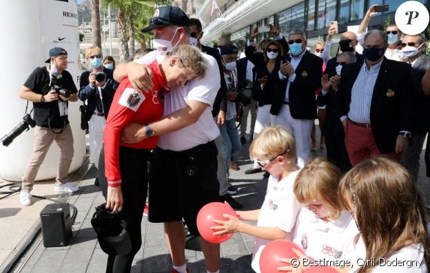 La princesse Charlène de Monaco, le prince Albert II de Monaco, le prince Jacques de Monaco, marquis des Baux, et la princesse Gabriella de Monaco, comtesse de Carladès - La famille princière de Monaco à l'arrivée de la 3ème édition de la course "The Crossing : Calvi-Monaco Water Bike Challenge". Ce défi caritatif organisé par la Fondation Princesse Charlène se déroule les 12 et 13 septembre. Deux équipes de quatre athlètes, parmi lesquels la Princesse et son frère Gareth Wittstock, secrétaire général de la fondation, vont se relayer en water bike durant 24h pour relier les 180km qui séparent Calvi de Monaco. Monaco, le 13 septembre 2020. © Cyril Dodergny/Nice Matin/Bestimage