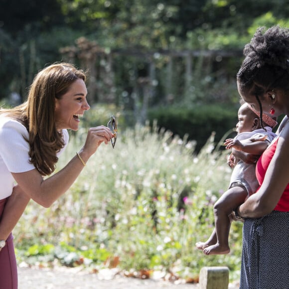 Catherine (Kate) Middleton, duchesse de Cambridge, lors d'une visite à Battersea Park, à Londres, alors qu'elle rencontrait des mères pour savoir comment elles se sont entraidées pendant l'épidémie de Coronavirus (COVID-19). Londres, 22 septembre 2020.